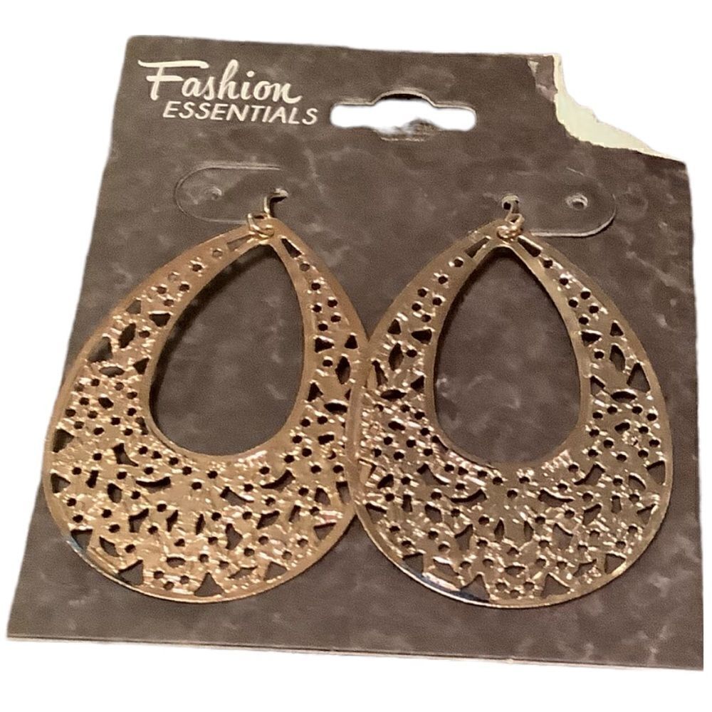 🌼🌼Fashion Essentials hoop earrings. NWOT 🌼🌼